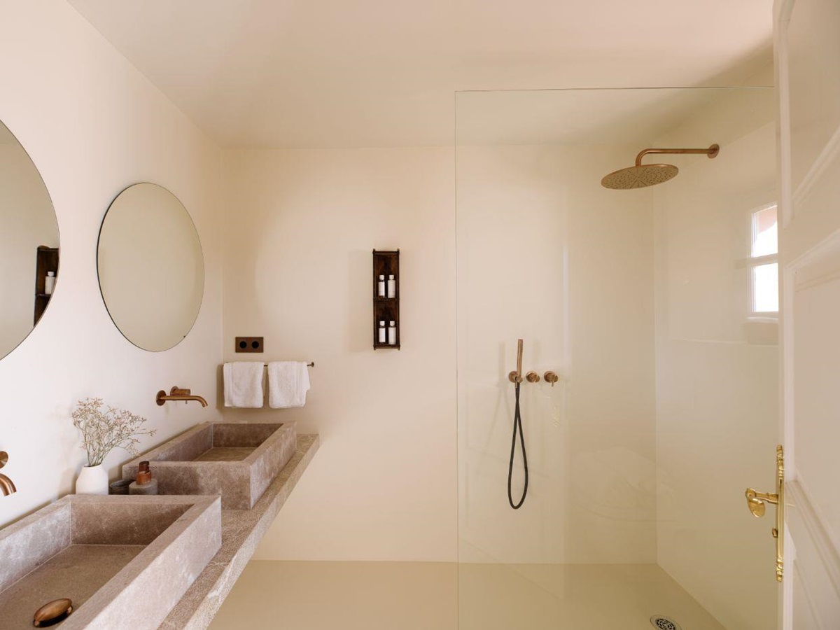 Bathroom with shower at Villa Serena