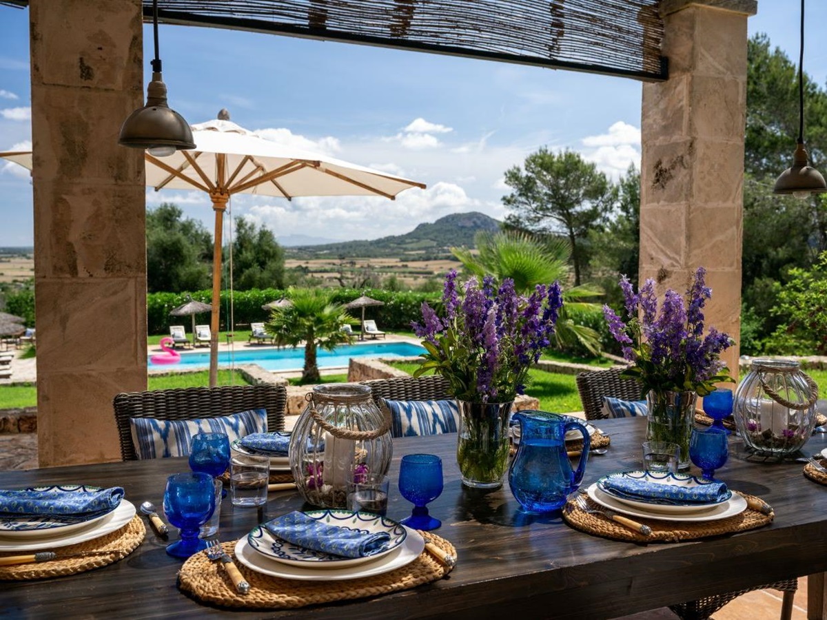 Outdoor dining area at Villa Sineu Vista