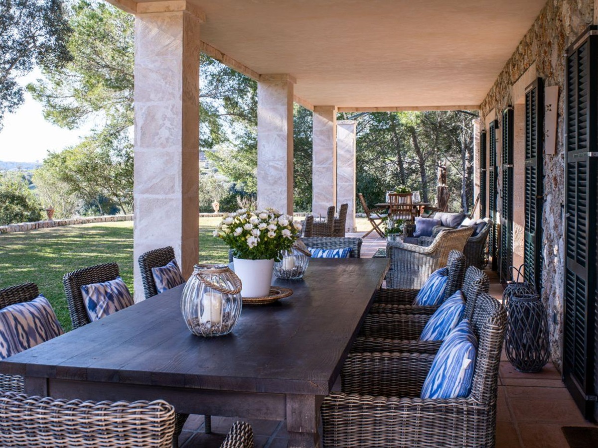 Outdoor dining area at Villa Sineu Vista