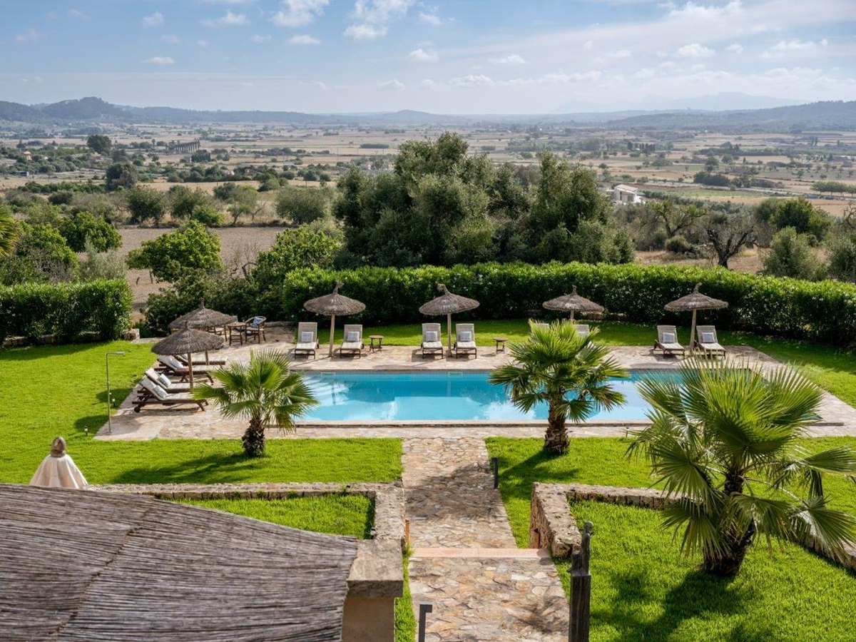 Pool and garden at Villa Sineu Vista