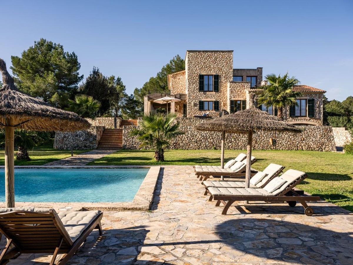 Pool and exterior view of Villa Sineu Vista