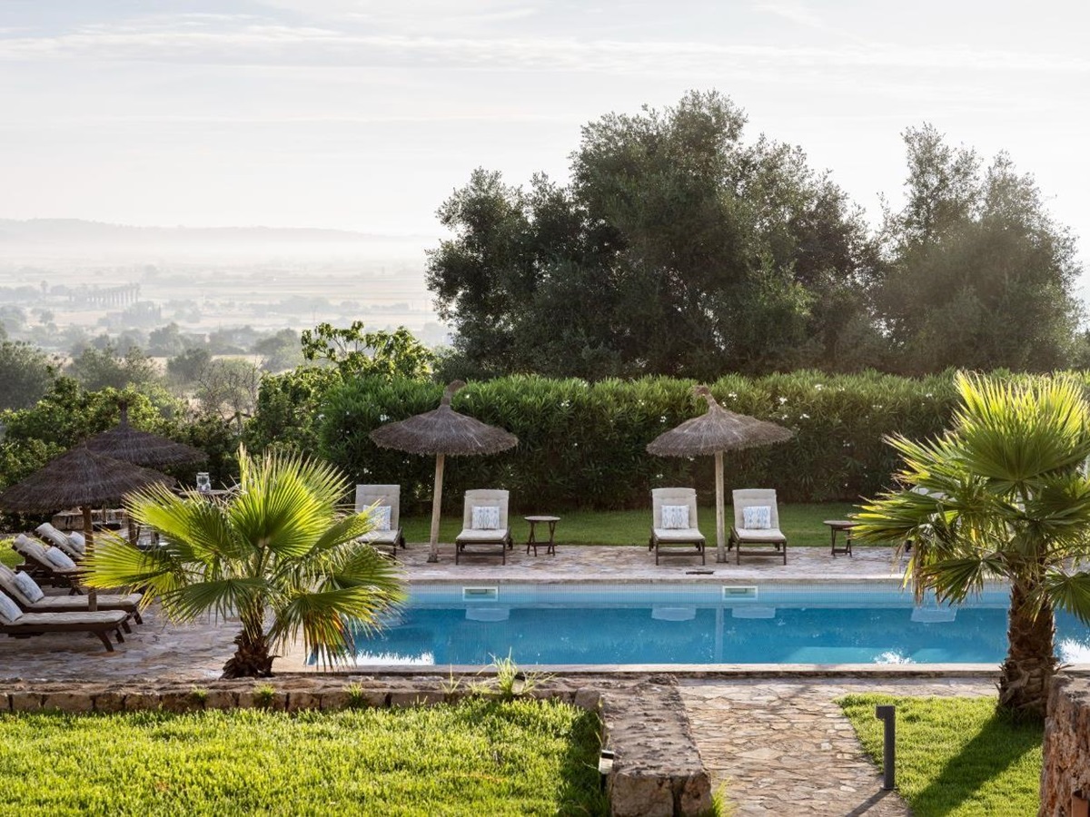 Pool and garden at Villa Sineu Vista