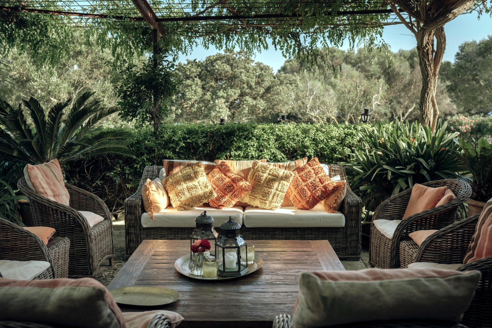 Shaded outdoor lougne area with plenty of seating at luxury villa Binicalaf
