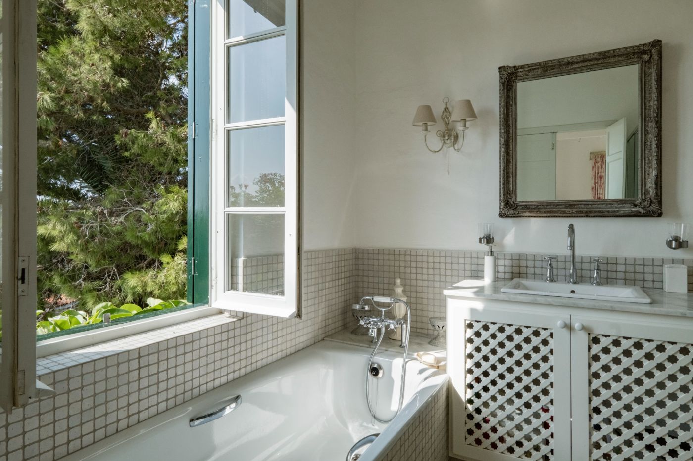 Bathroom with bath tub at Finca Tortuga