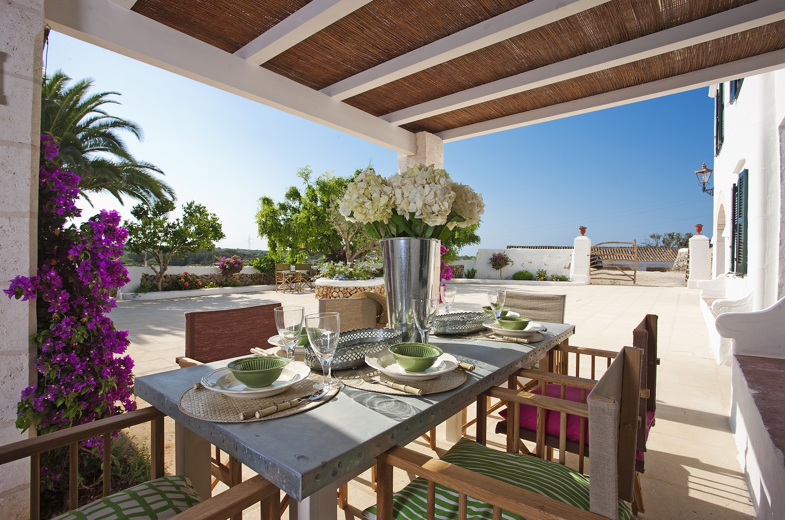 Outdoor dining area at Finca Tortuga