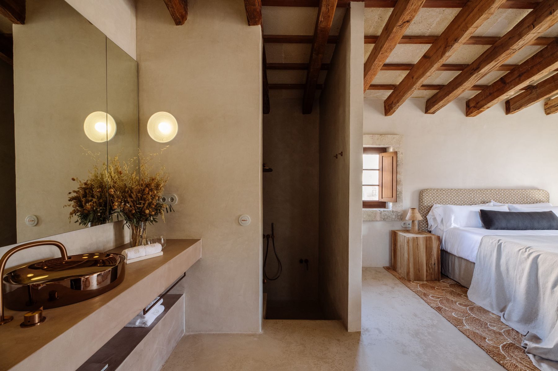 Bedroom and bathroom at Villa Solana, Menorca