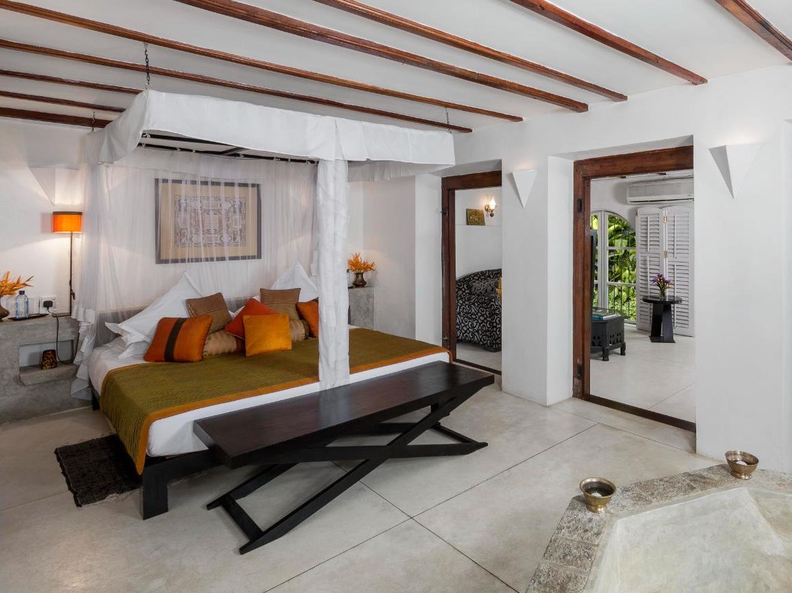 Black Rojah guest suite bed at The kandy house in Sri Lanka