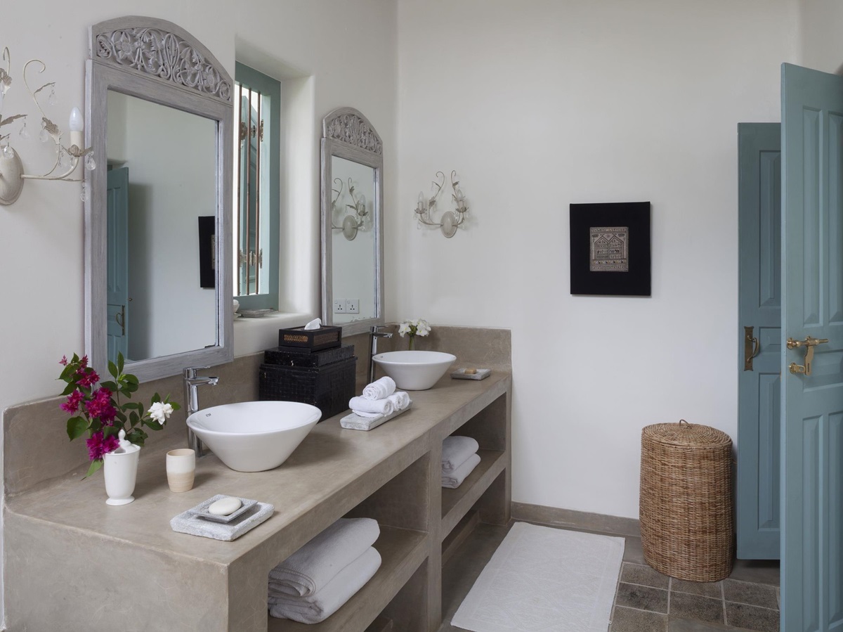 bathroom in sisindu t, sri lanka