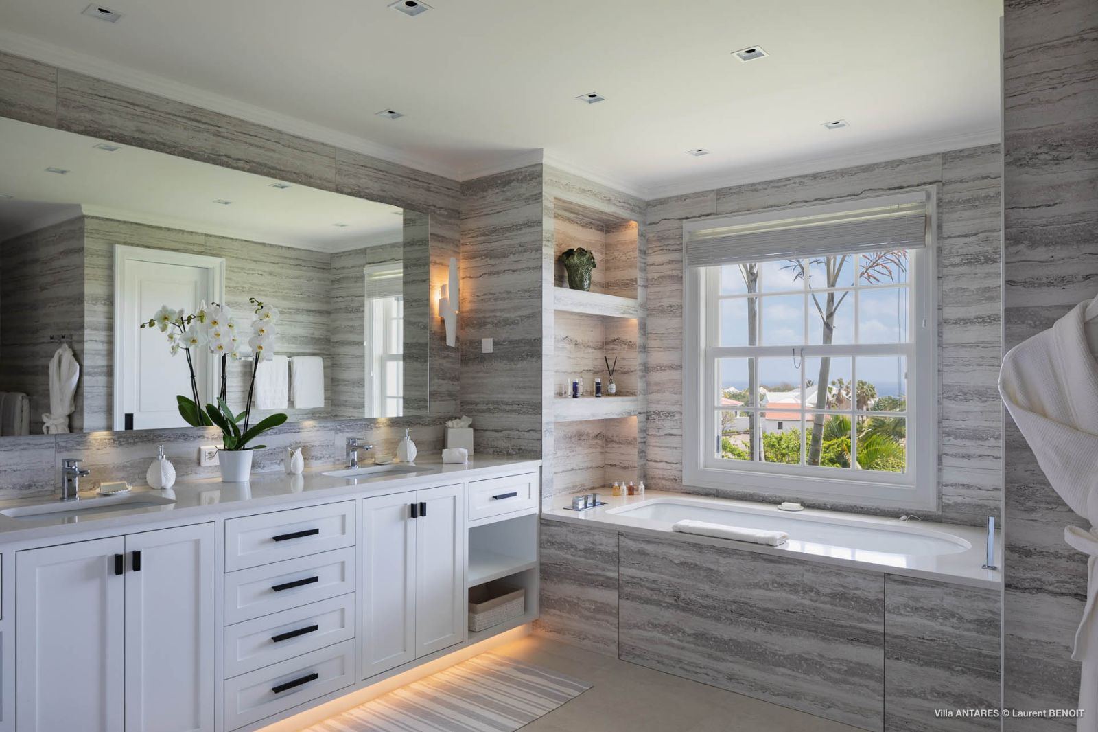 Villa Blanc, St Barths - bathroom with bath