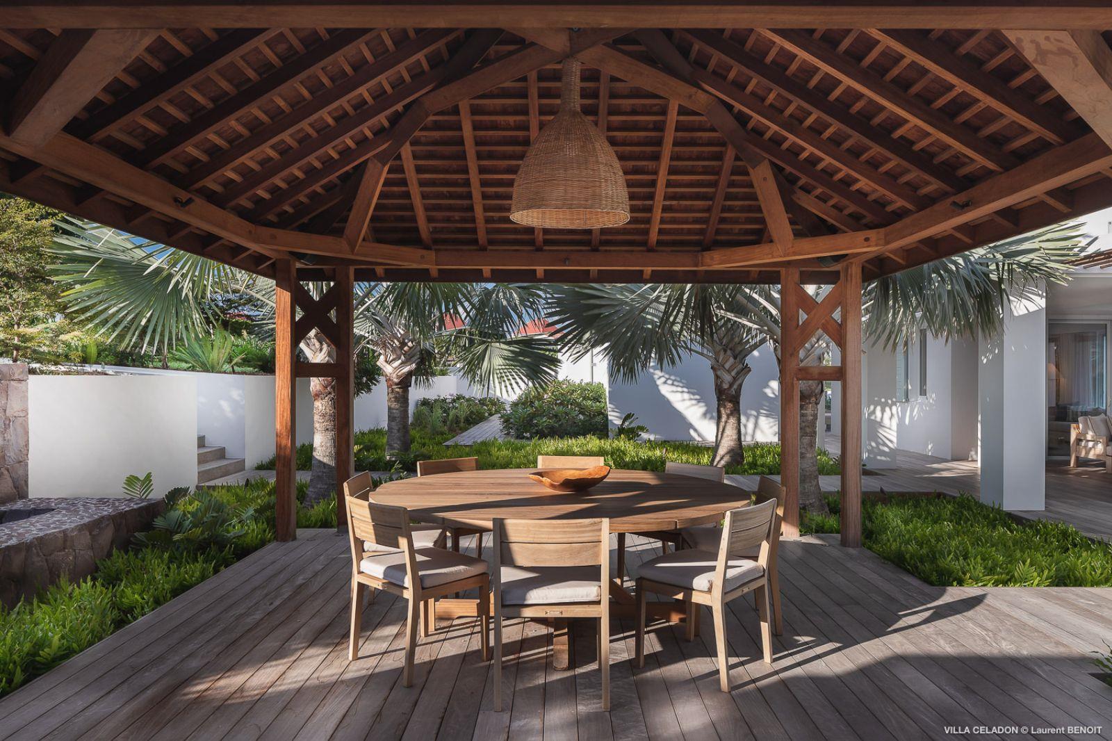 outdoor dining pergoda