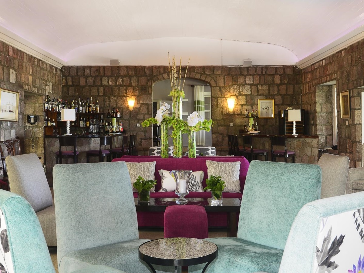 Lounge with bar at Montpelier Nevis