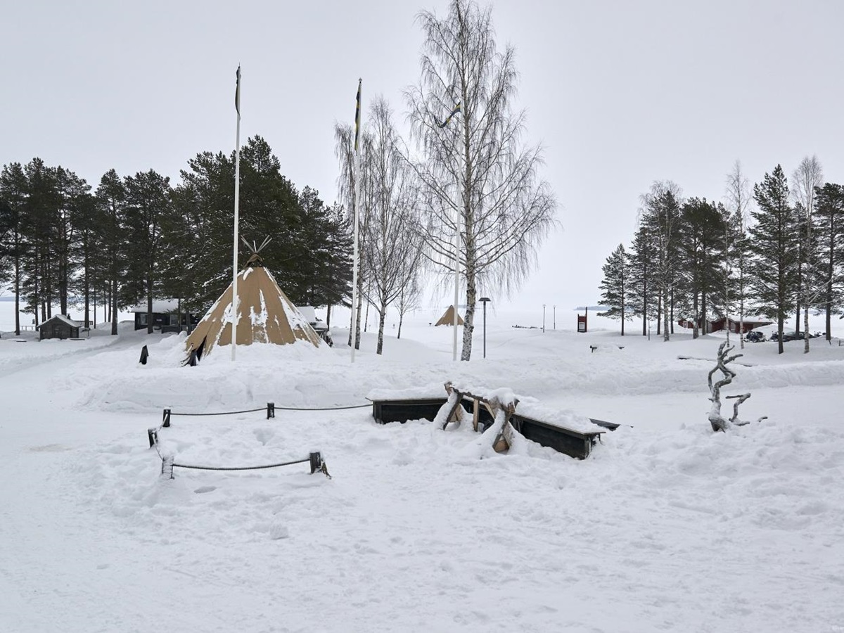Camp area in winter at Brandon Lodge in Sweden