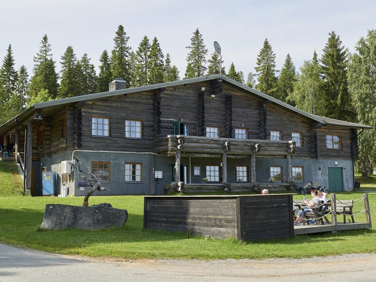 Exterior of Brandon Lodge in the summer in Sweden