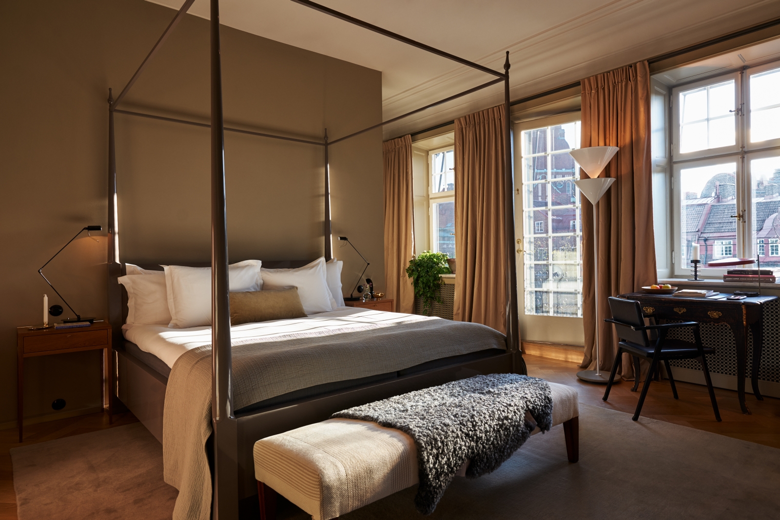 Junior Suite with big windows and desk