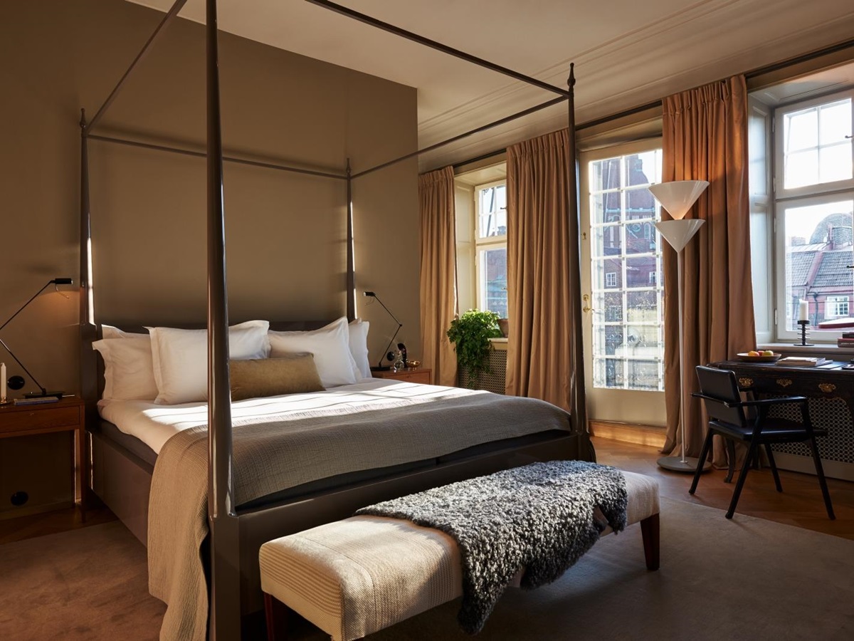Junior Suite with big windows and desk