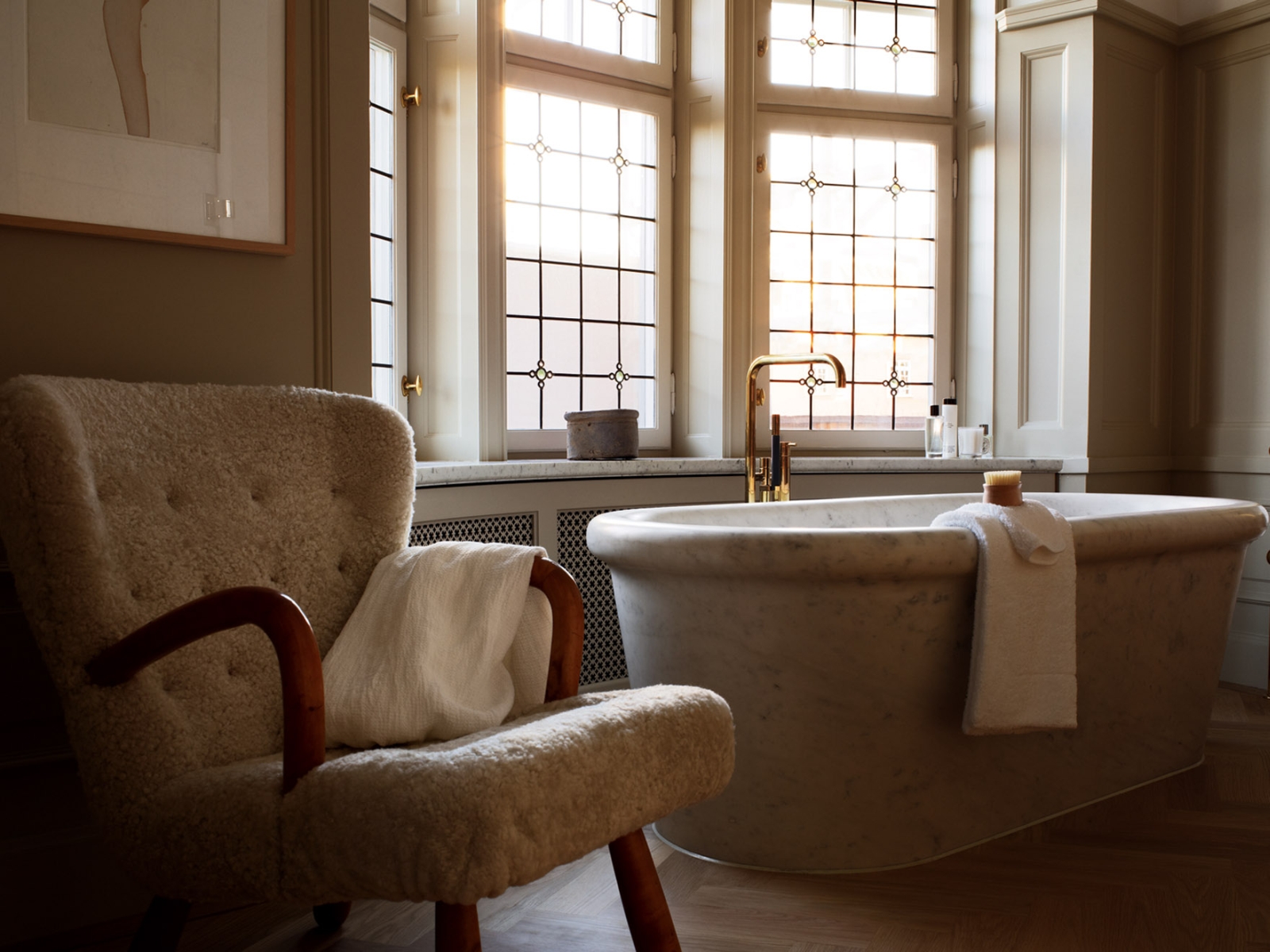 Free standing marble bathtub