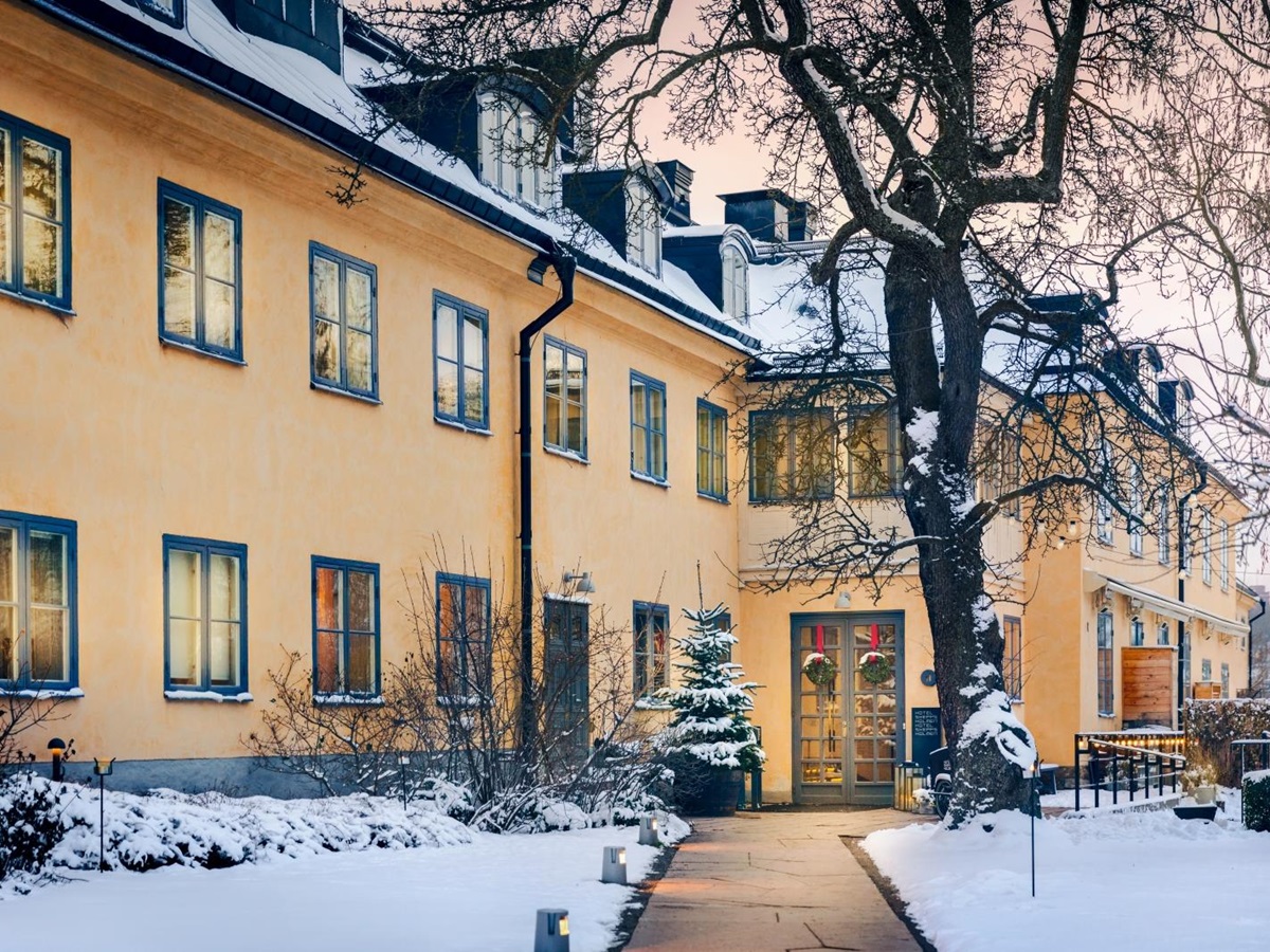 Path to the entrance of Hotel Skeppsholmen in the snow