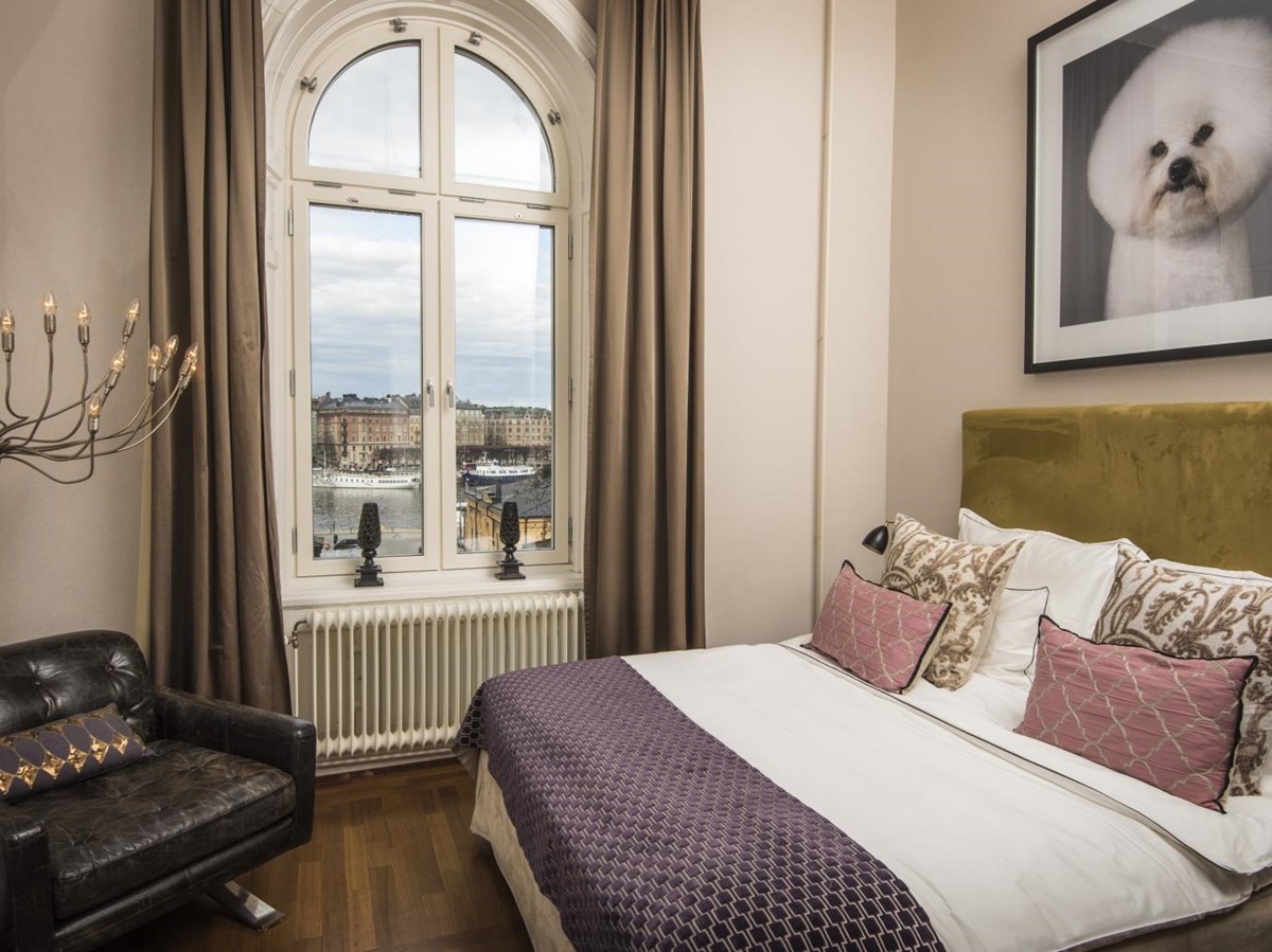 Bedroom with veiw over the fjord and dog photo over the bed