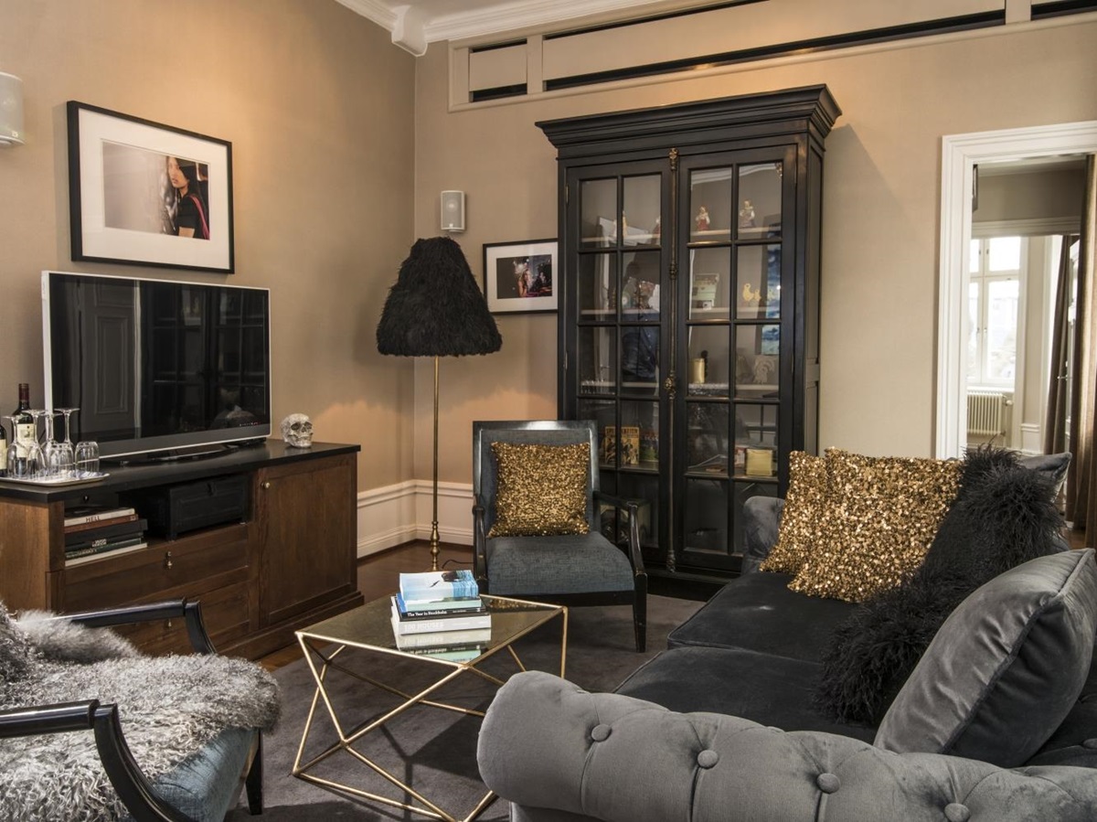 Sitting area of the suite at Lydmar hotel, with grey sofas and gold accents