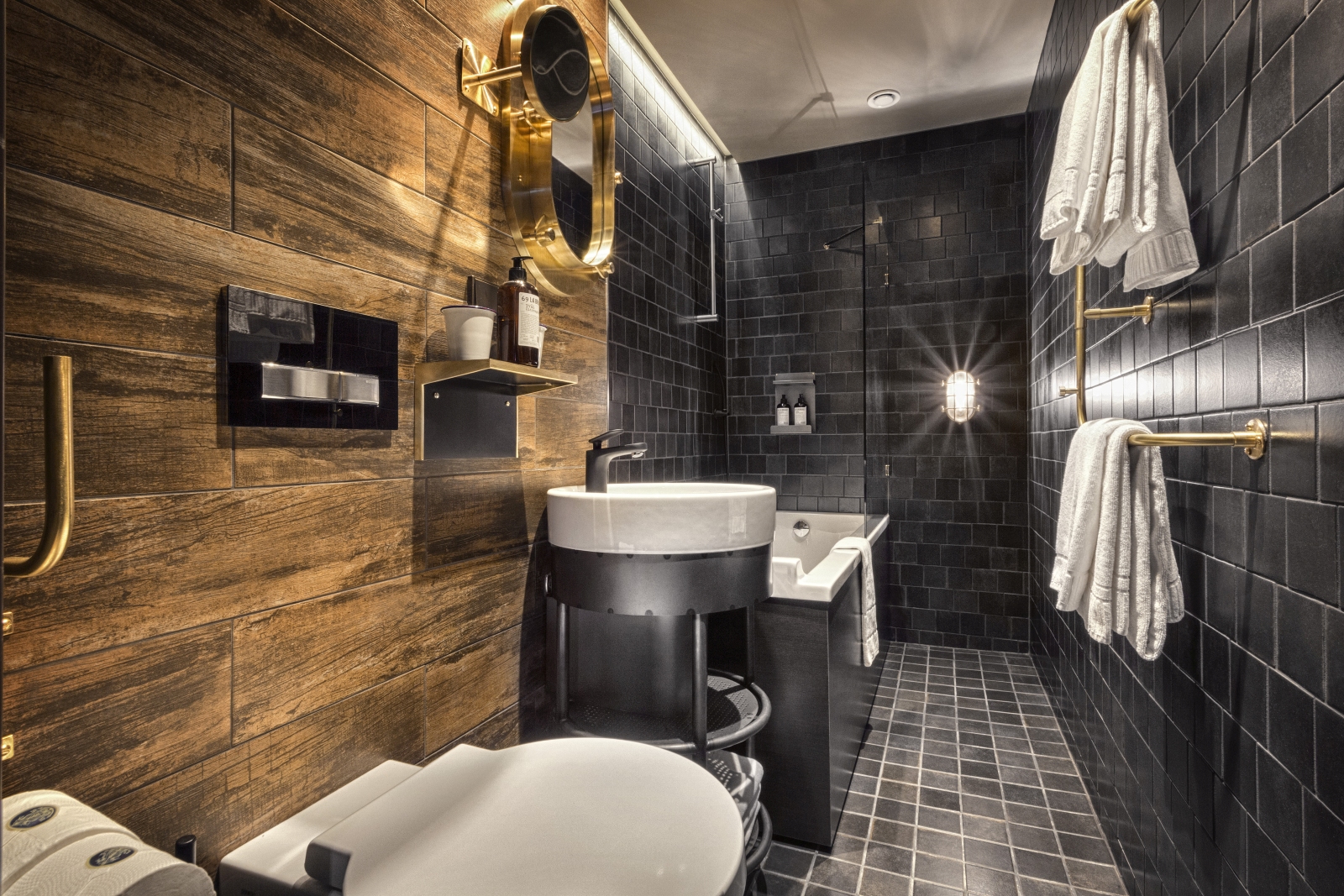Black and wooded bathroom of a Deluxe Room at Stora Hotellet