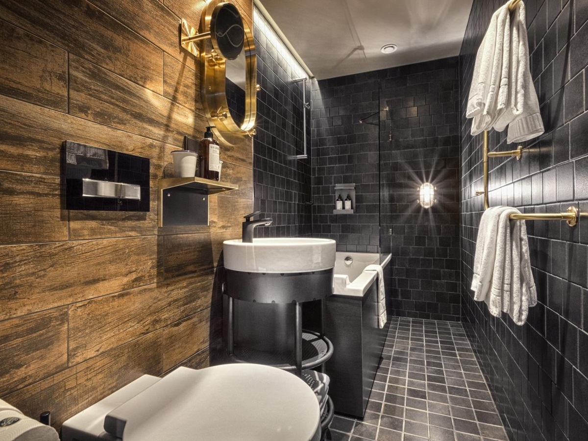 Black and wooded bathroom of a Deluxe Room at Stora Hotellet