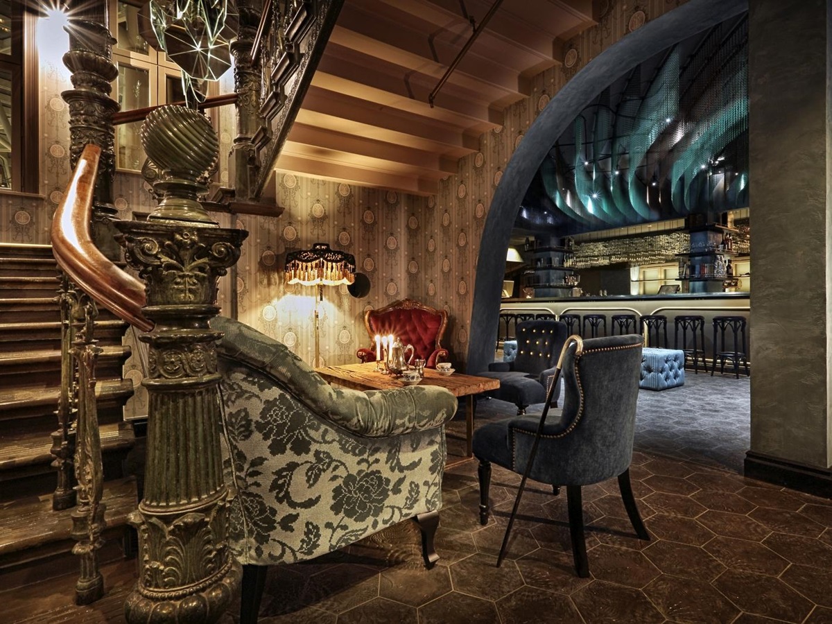 Lobby, staircase and bar at Stora Hotellet