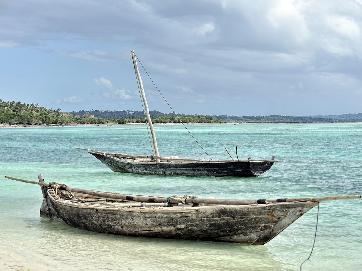 Canoes at at Kilindi
