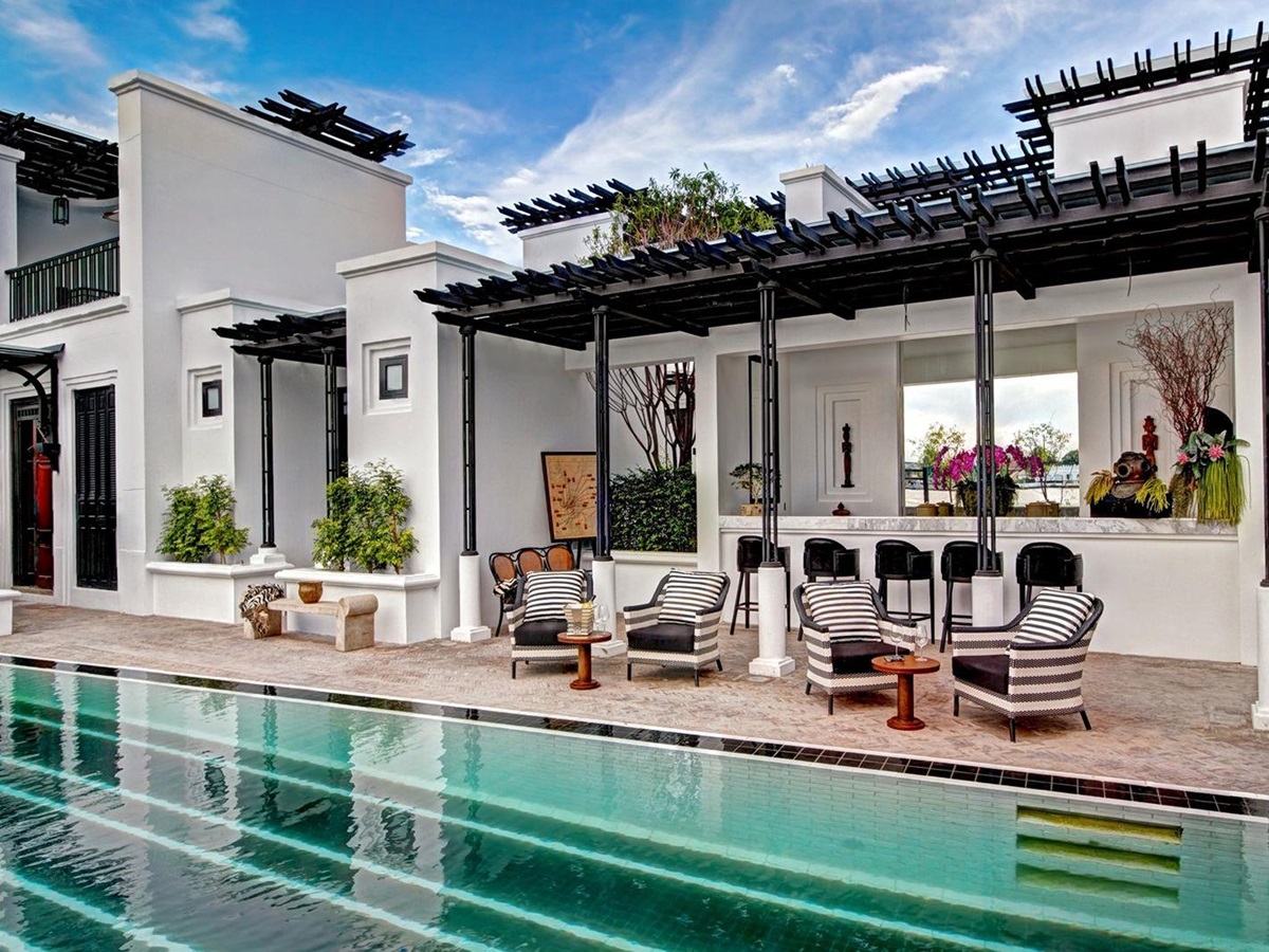 The pool bar of the Siam Hotel in Bangkok