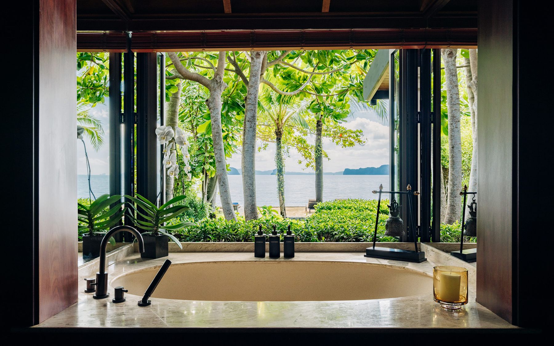 Bathtub with ocean views at ANI Thailand
