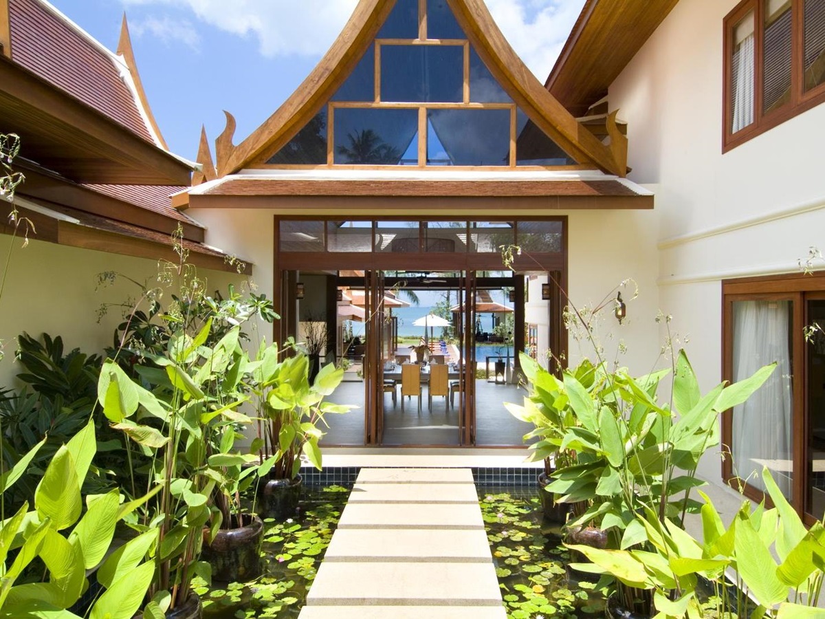 entrance of baan samlarn, thailand