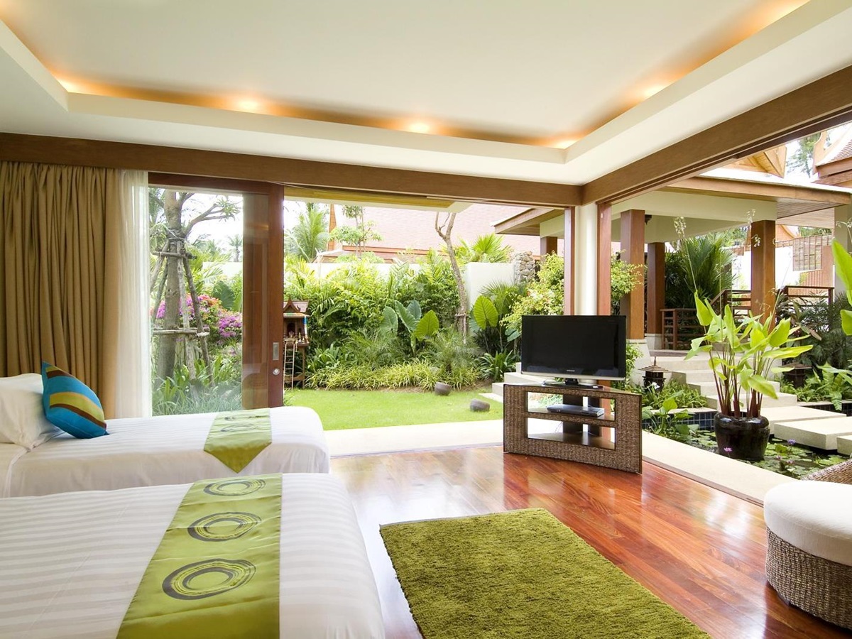 green twin bedroom in baan samlarn, thailand