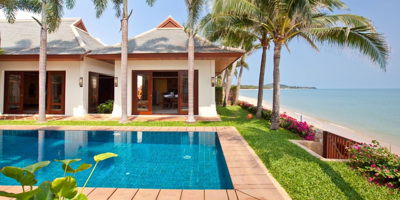 Swimming pool overlooking the ocean at Villa Gardenia on Koh Samui in Thailand