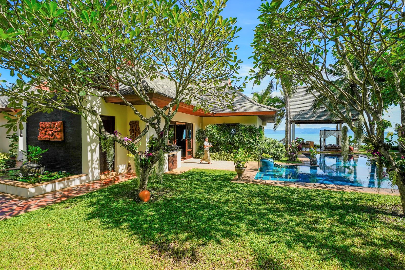 Garden and pool at Villa Hibiscus on Koh Samui in Thailand