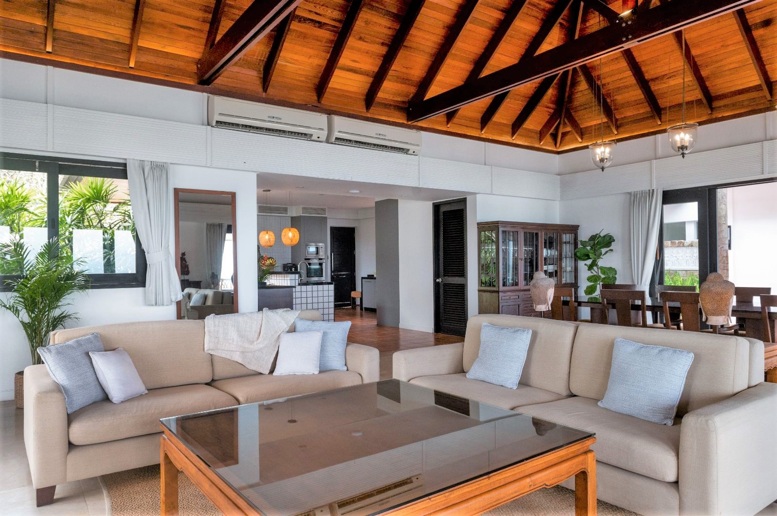Lounge and dining area at Villa Hibiscus on Koh Samui in Thailand