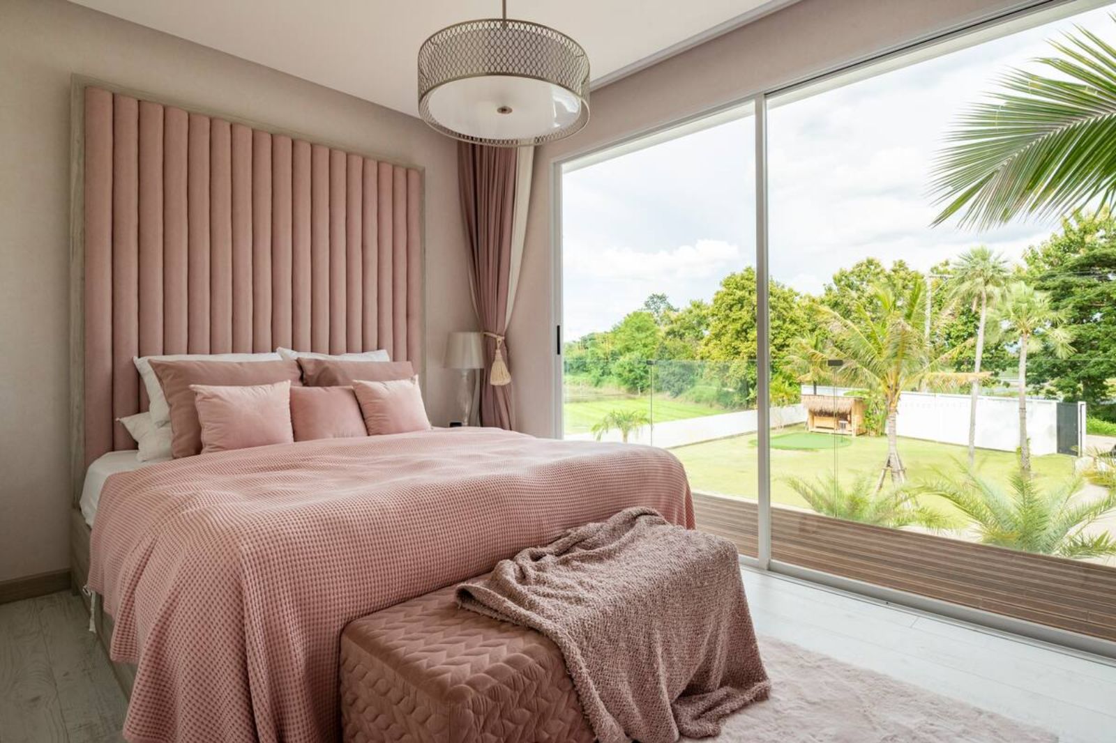 Los Angeles guest suite bed at Palm Villa in Thailand's Chiang Mai region