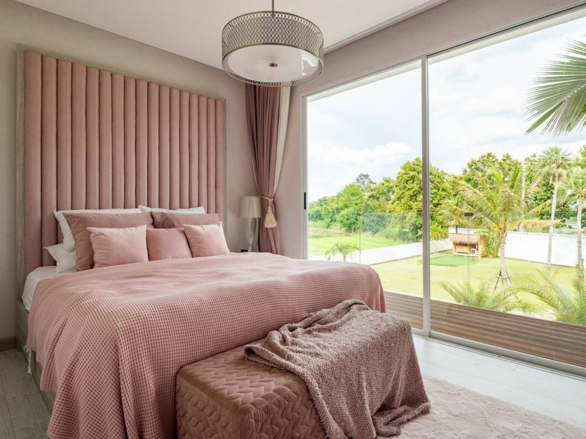 Los Angeles guest suite bed at Palm Villa in Thailand's Chiang Mai region