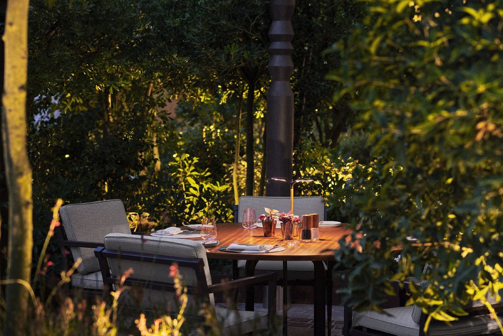 Atmospheric outdoor dining at the Four Seasons Istanbul Sultanahmet