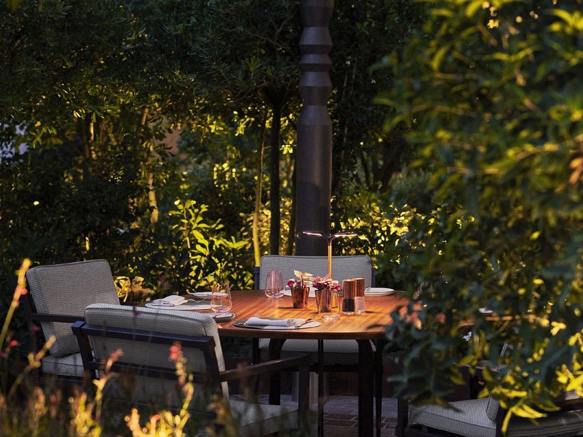 Atmospheric outdoor dining at the Four Seasons Istanbul Sultanahmet