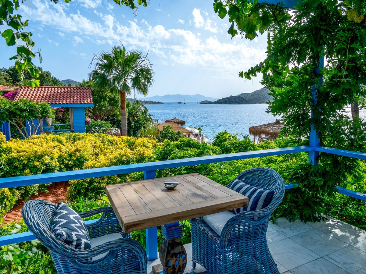 Balcony with table and chairs at Sabrina's Haus luxury hotel in Turkey