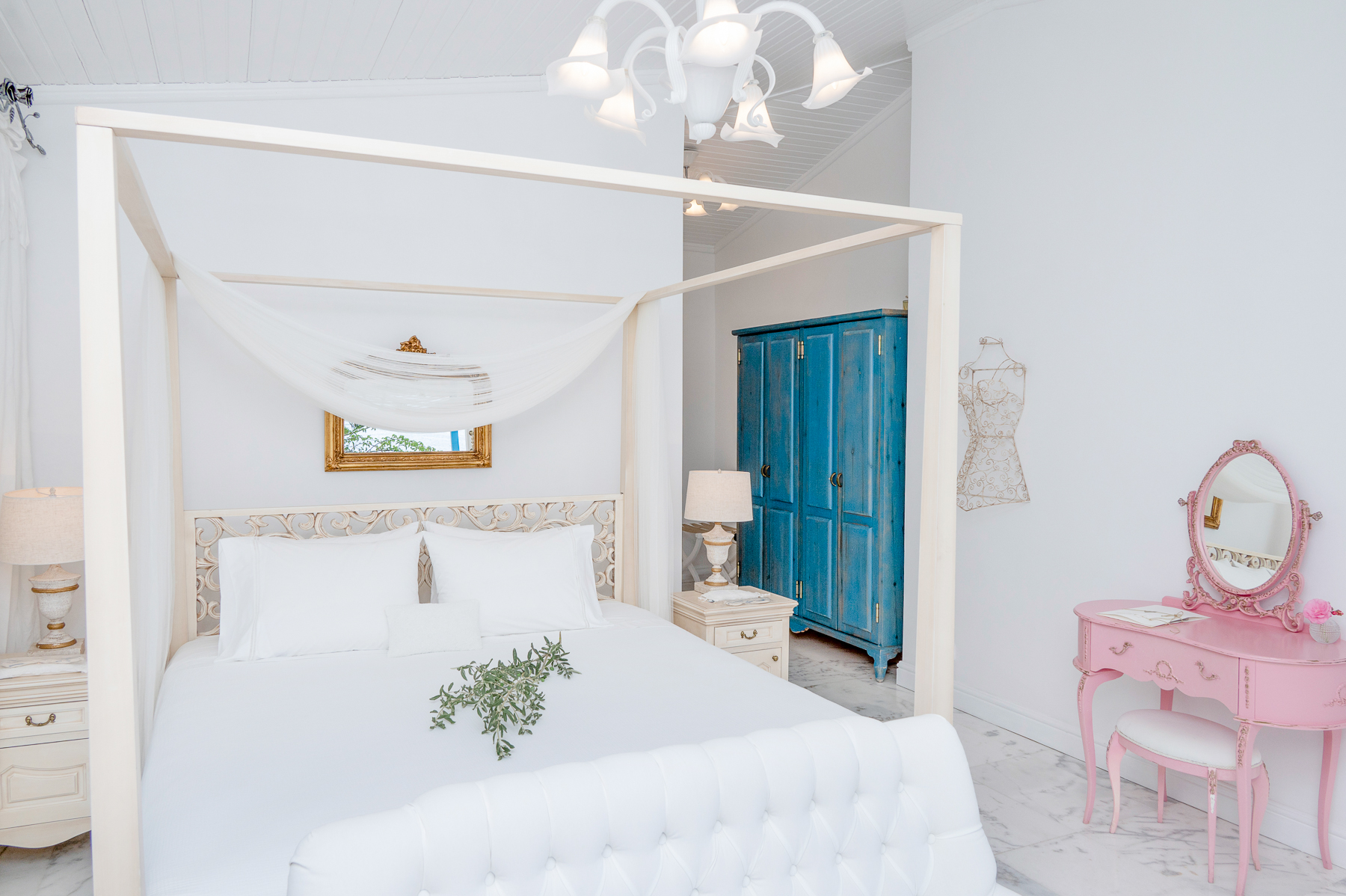 Guest bedroom with pink dressing table at Sabrina's Haus luxury hotel in Turkey