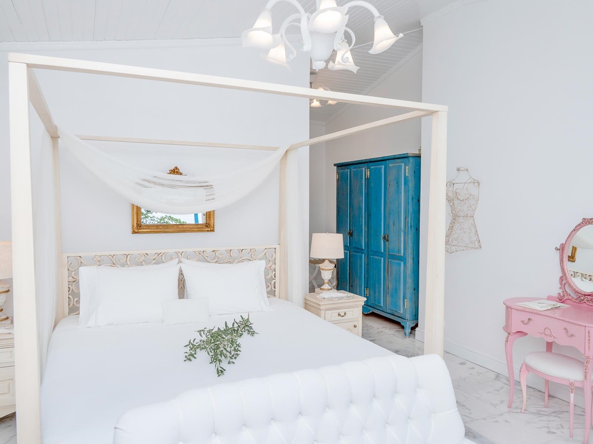 Guest bedroom with pink dressing table at Sabrina's Haus luxury hotel in Turkey
