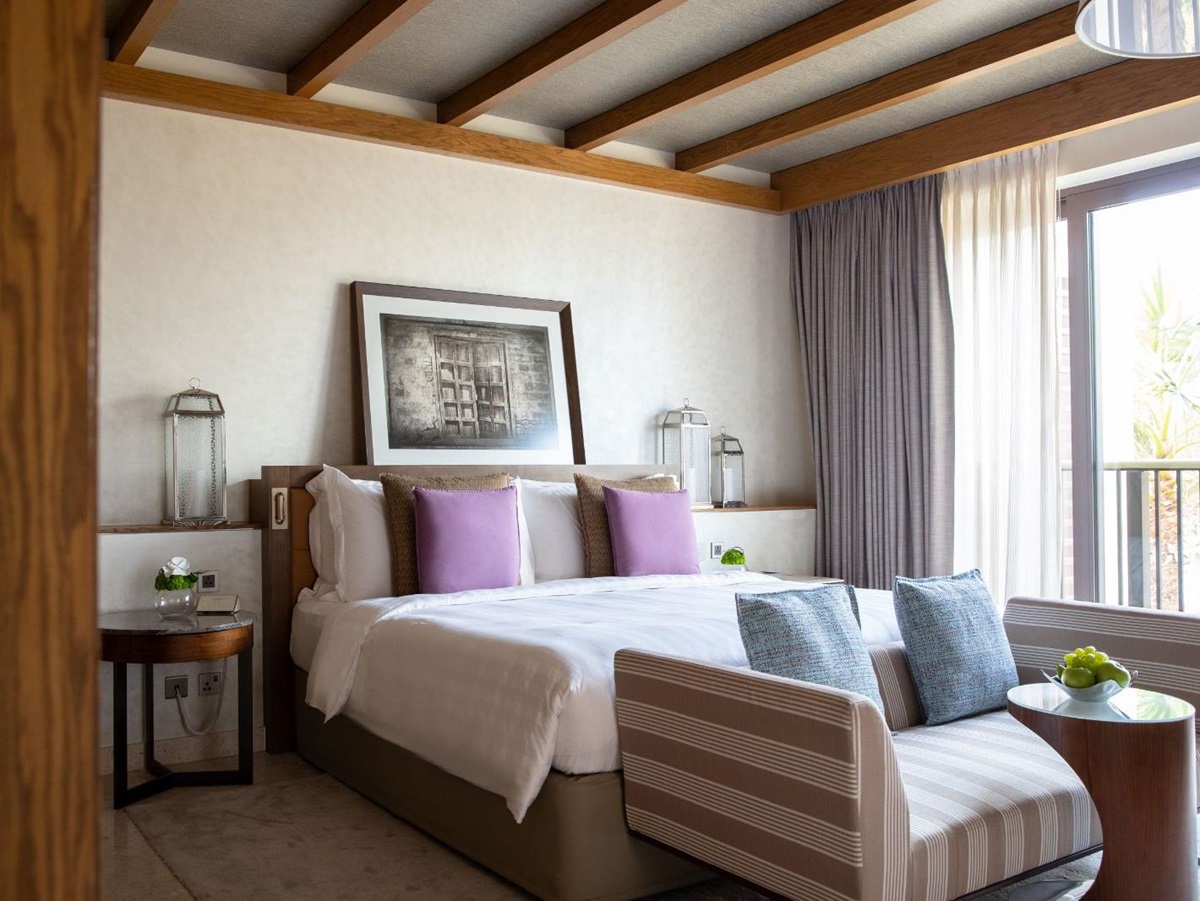 Deluxe guest suite room at Jumeirah Al Naseem in Dubai