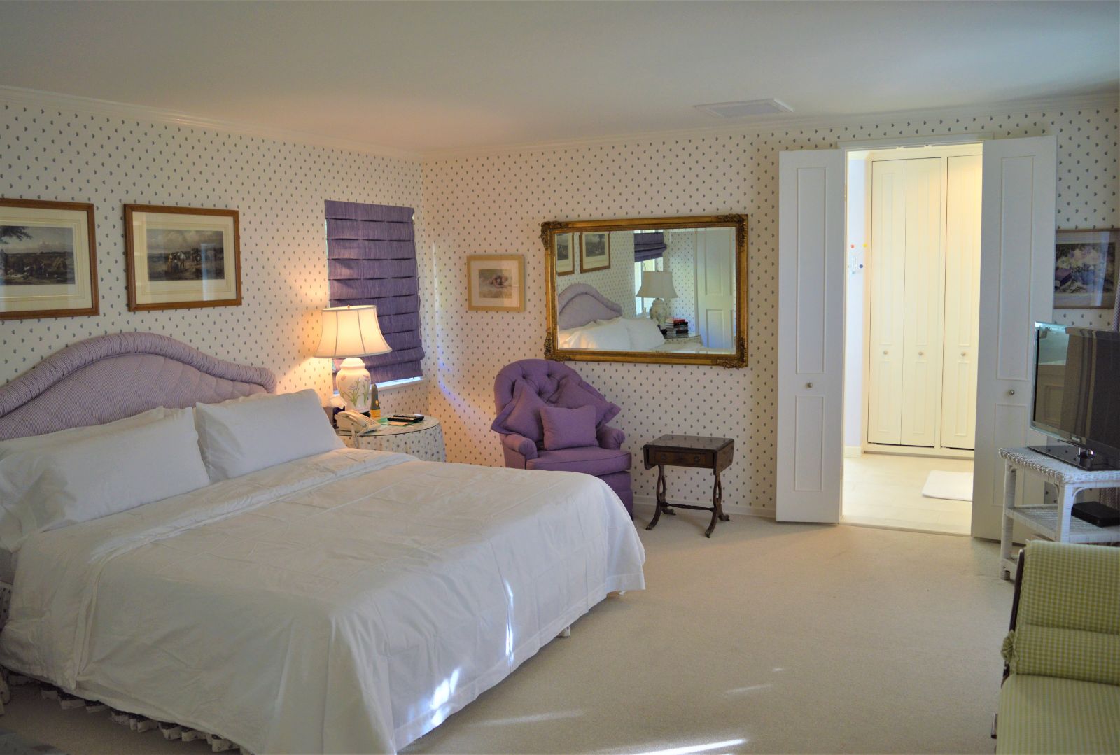 Double guest suite at Flicker Way Estate villa in Los Angeles, USA