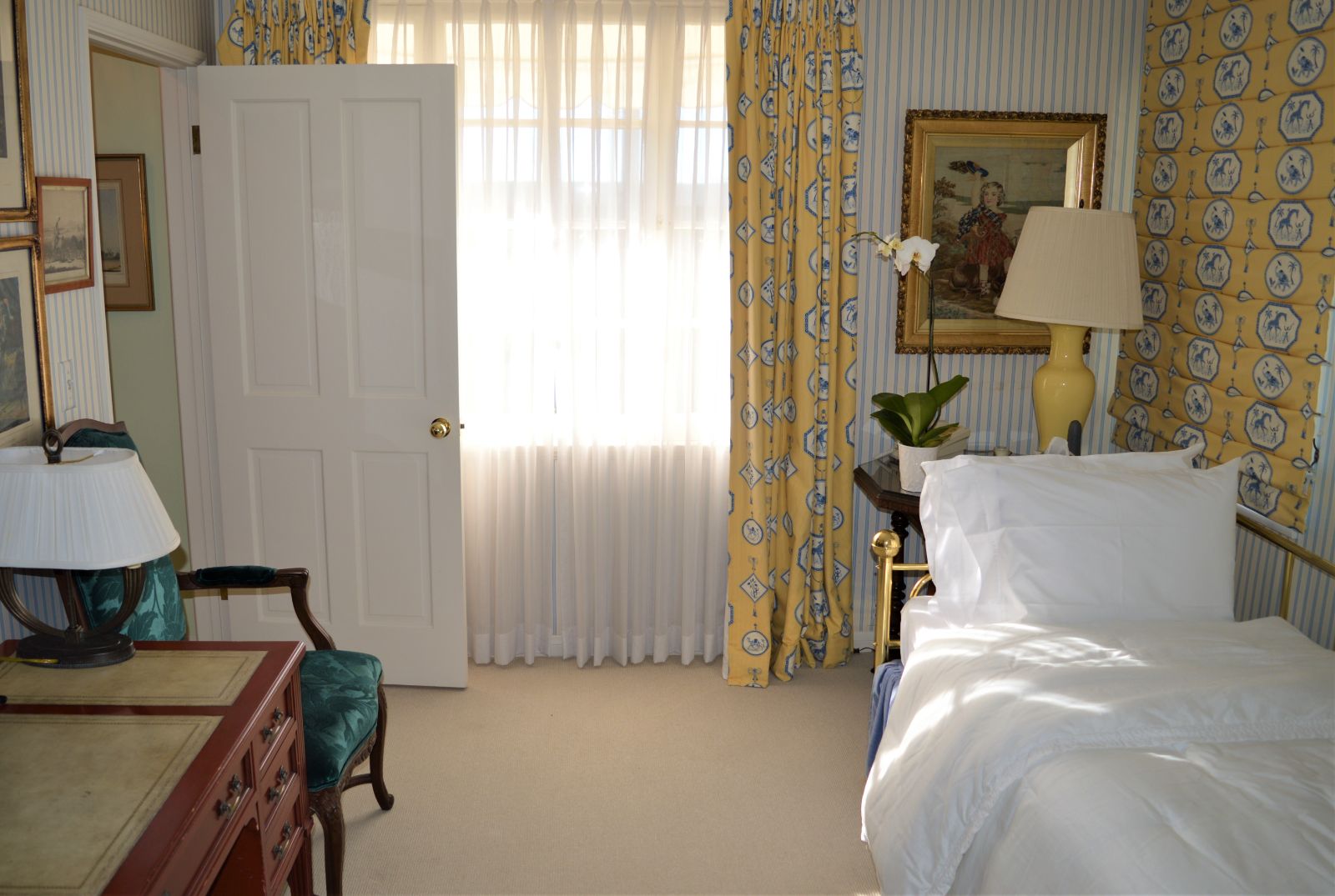 Family guest suite at Flicker Way Estate villa in Los Angeles, USA