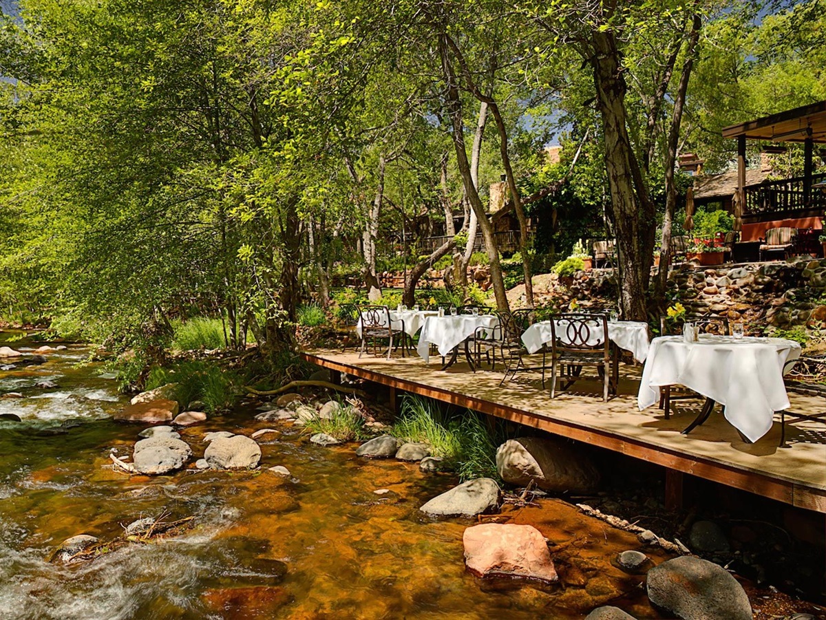 The outdoor eating area next to the river of l'Auberge de Sedona, USA