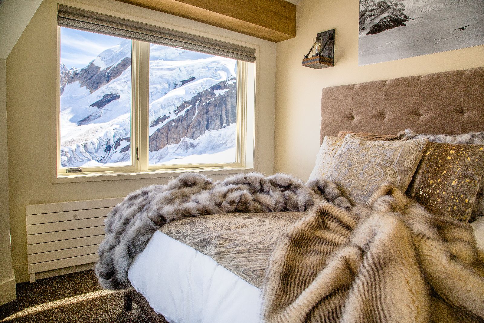Cosy guestroom at Sheldon Chalet Alaska
