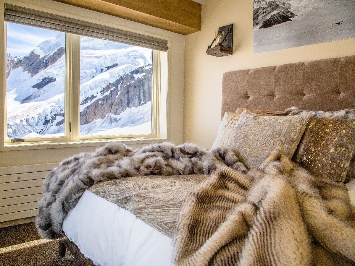 Cosy guestroom at Sheldon Chalet Alaska