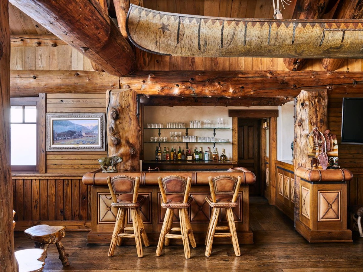 Bar at Sleeping Indian Lodge in Colorado in the USA