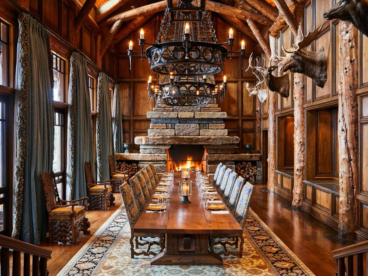 Dining room at Sleeping Indian Lodge in Colorado in the USA