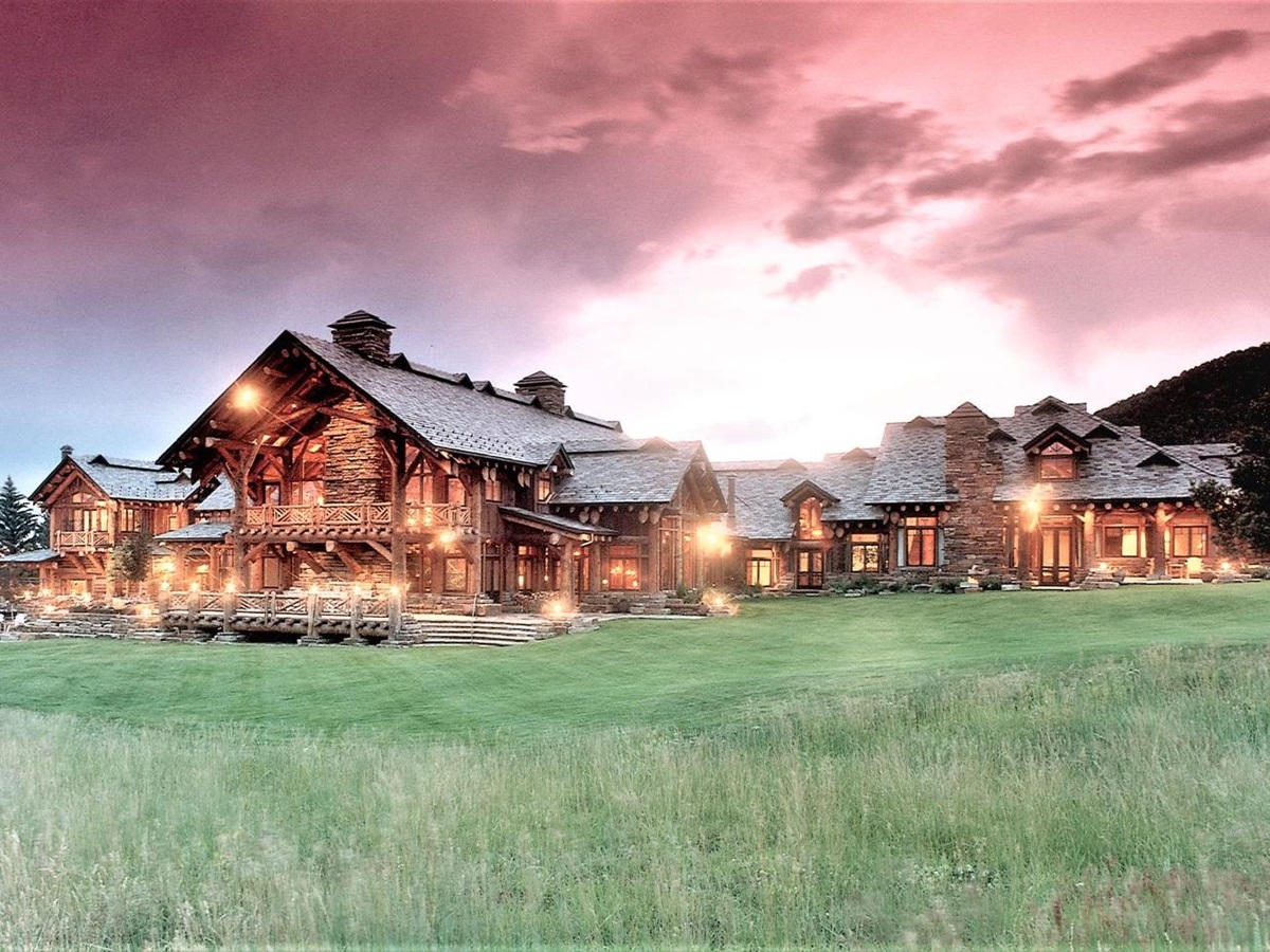 Exterior view of Sleeping Indian Ranch in Colorado in the USA